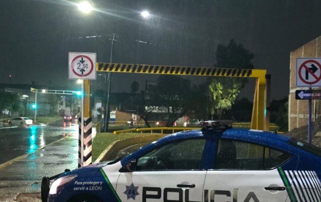 Detienen a hombre que presuntamente privó de la libertad a tres personas en la colonia Parques de San Juan, le aseguraron un machete.