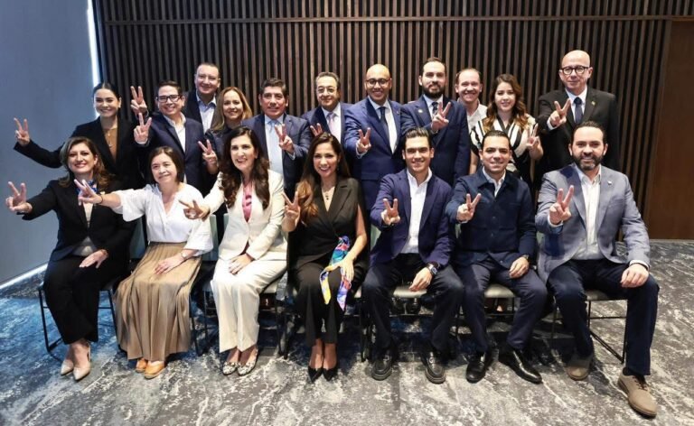 Asisten Jorge Romero, Presidente Nacional del PAN y Kenia López Rabadán Presidenta de la Cámara de Diputados al primer informe de los diputados federales de Guanajuato.