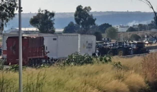 Cumplen agricultores y bloquean carreteras federales al no llegar a un acuerdo con el gobierno federal en el precio de sus productos.