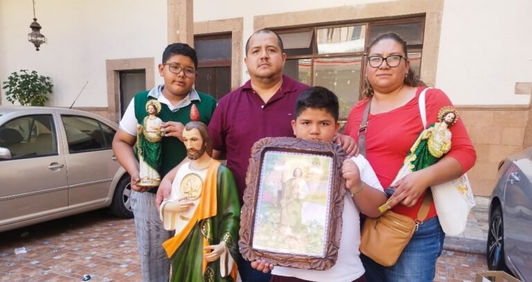 Fieles católicos abarrotan las iglesias en el día de San Judas Tadeo.