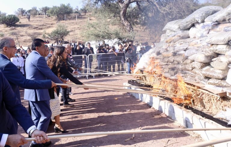 La Gobernadora de Guanajuato Libia Dennise participó en el Magno Evento de Destrucción de Bienes, Objetos o Instrumentos del Delito.