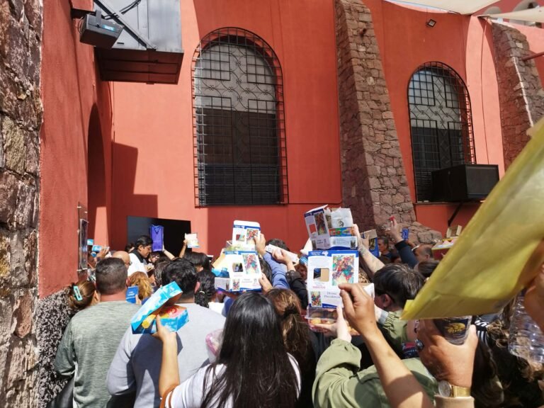 Fieles católicos arrancan el año nuevo con la bendición de velas.