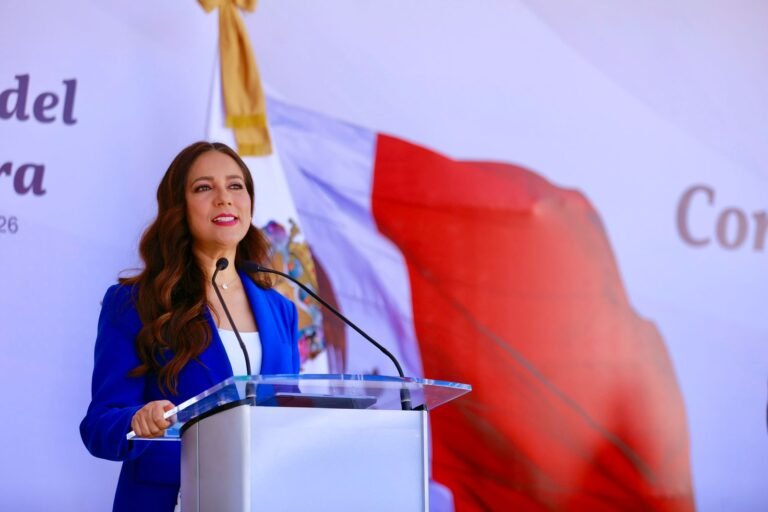 Conmemora gobernadora Libia Dennise el Día de la Bandera en Guanajuato.