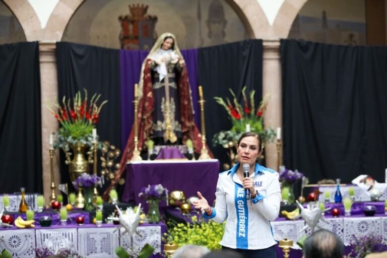 La alcaldesa Ale Gutiérrez inauguró el Altar de la Virgen de los Dolores instalado en la alcaldía como parte de las tradiciones, fe e identidad en León.
