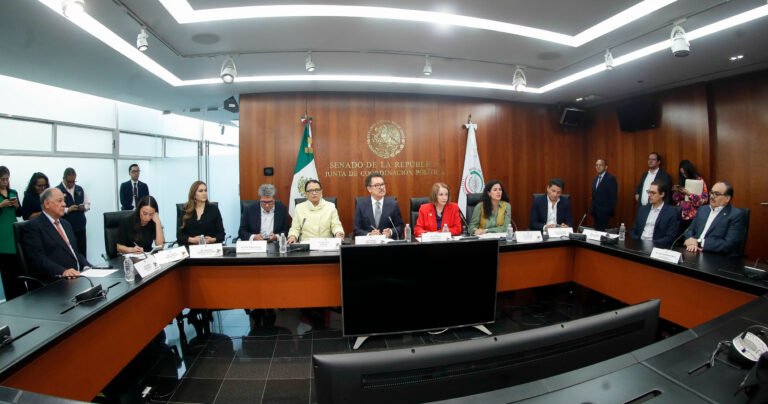 Sheinbaum envía iniciativa para blindar candidaturas contra vínculos con el crimen organizado.