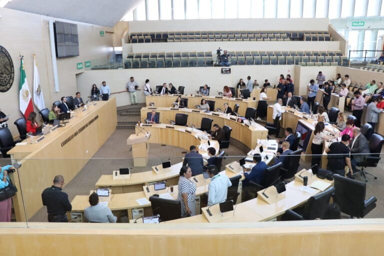 Congreso de Guanajuato aprueba tope presupuestal al Legislativo y avala reforma contra nepotismo.