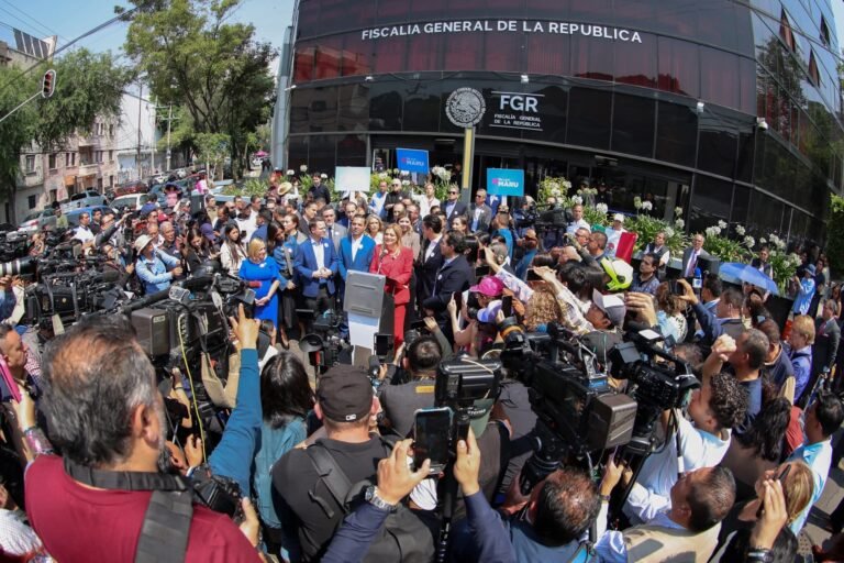 Maru Campos comparece ante la FGR y denuncia persecución política por caso CIA en Chihuahua.
