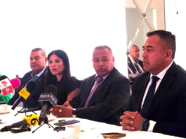 Taxistas de Guanajuato se rebelan contra los “piratas”; exigen mano dura, destitución del director de Transporte y respaldan a José Luis Guerrero para una diputación.