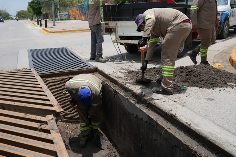 León refuerza acciones contra inundaciones; disminuye 21% la basura retirada de arroyos y crecen denuncias ciudadanas.