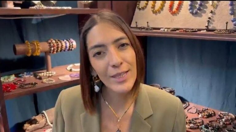 Joyería artesanal con cuarzos y obsidiana conquista a visitantes en el Festival de Verano Vive León 2026.