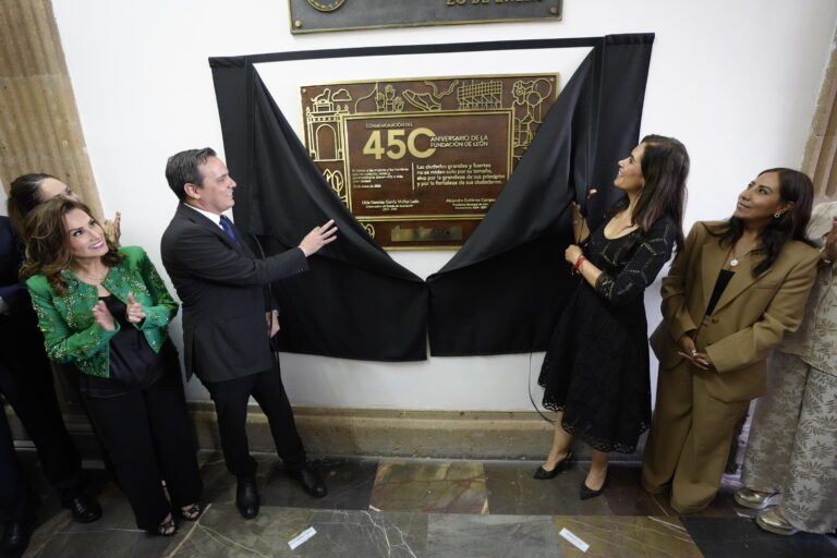 Develan placa conmemorativa por los 450 años de León; rinden homenaje a la historia, identidad y legado de la ciudad.