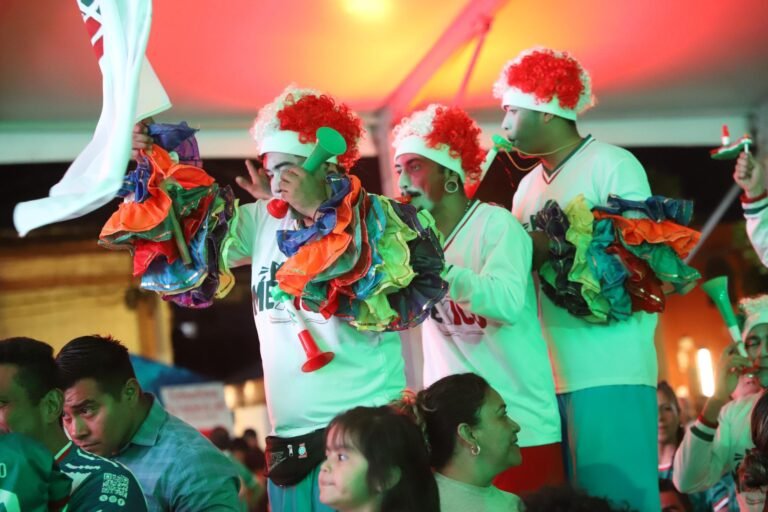 ¡México hace historia! Derrota 2-0 a Ecuador, avanza invicto a octavos y desata una fiesta nacional bajo la lluvia.