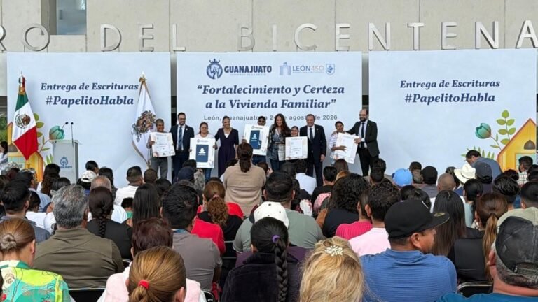 “Papelito habla”: Entregan 300 escrituras en León y dan certeza patrimonial a familias.