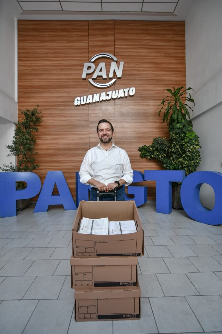 Víctor Zanella entrega 4 mil 500 firmas ciudadanas y avanza en proceso del PAN.