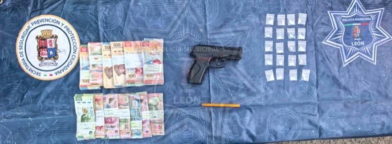Detienen a dos hombres con arma, cristal y más de 108 mil pesos en León.