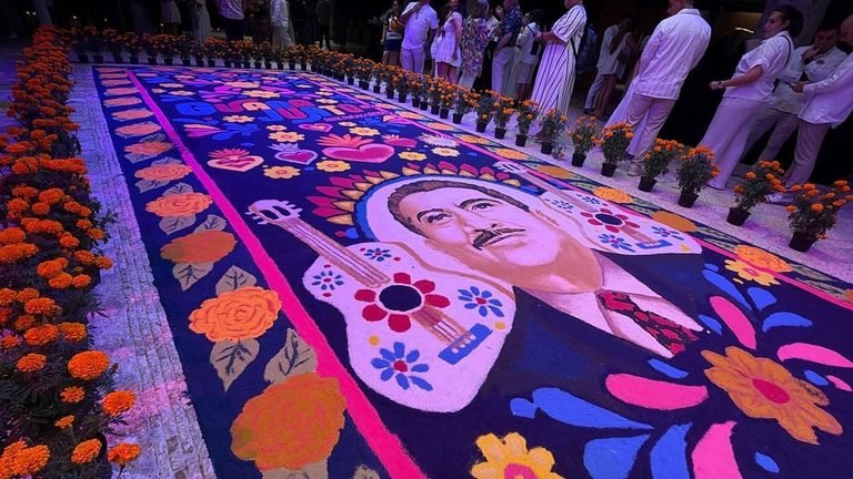 ¡Guanajuato conquista Xcaret con arte, sabores y tradición! Uriangato deslumbra con tapete monumental.