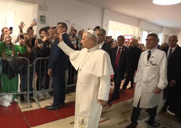 Dan de alta al Papa León XIV tras cirugía pulmonar; mañana rezará el Ángelus desde el Vaticano, su recuperación avanza y no descartan viaje a Sudamérica.