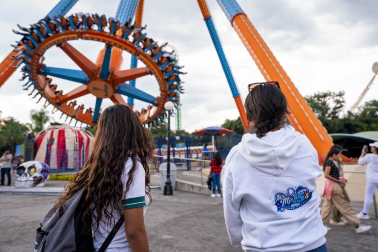Entre sonrisas y sueños, 41 adolescentes de Guanajuato celebran sus 15 años con una experiencia para guardar en el corazón en Six Flags.