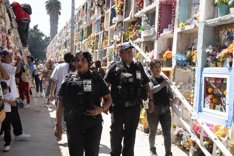 Despliegan policías y anuncian cierres viales por celebraciones del Día de Muertos en León.